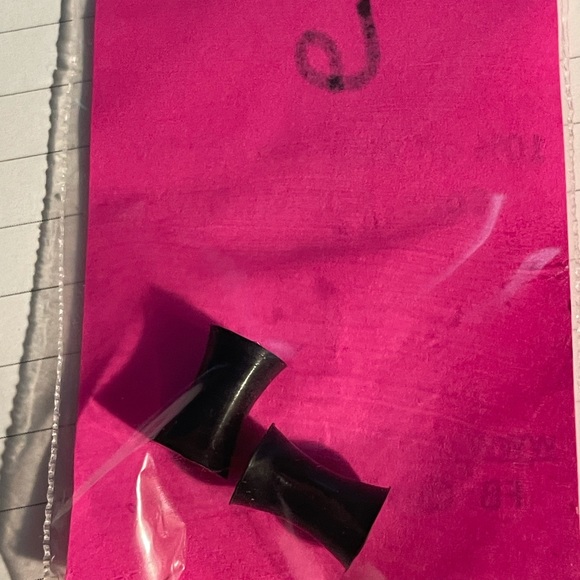 6mm/2G PAIR silicone plugs in BLACK - Picture 2 of 4